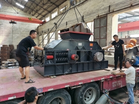1208型半自動對輥成年人免费看片發貨 破碎石英石